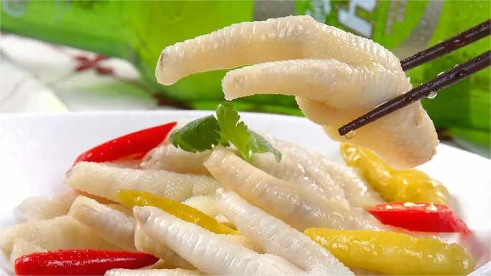 泡椒鳳爪塑料保鮮盒包裝機(jī)：鎖住美味，保鮮每一刻
